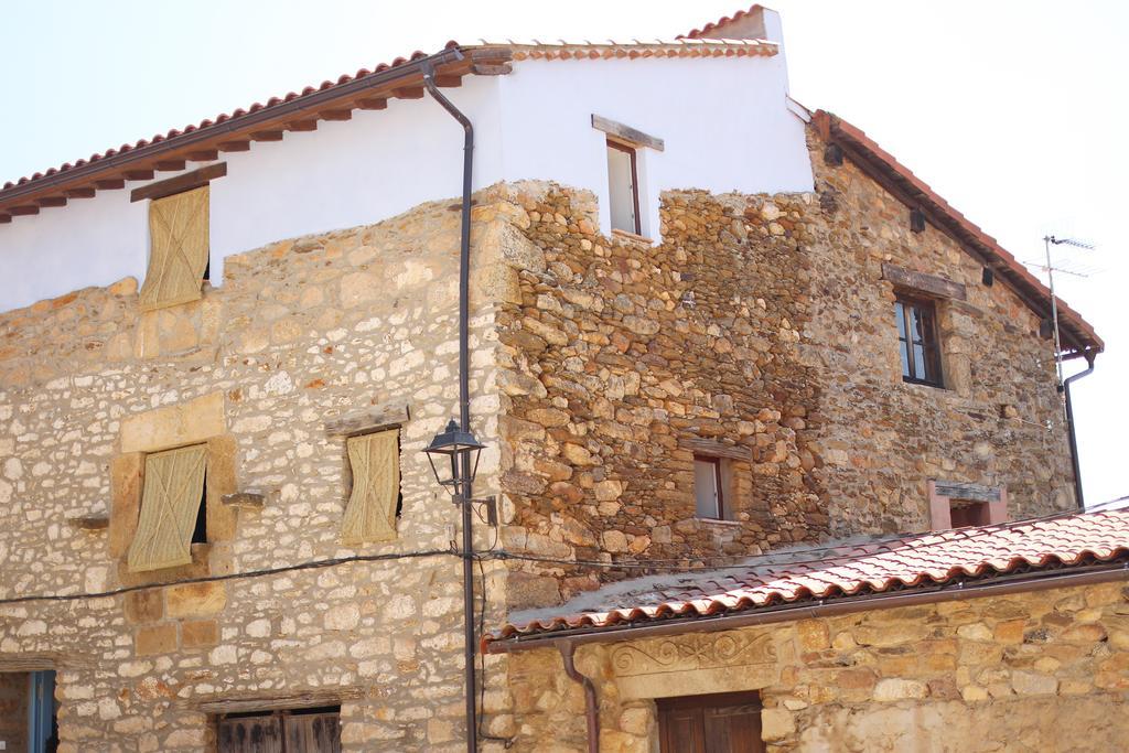 Gasthaus La Grulla Dorada Perales del Puerto Exterior foto
